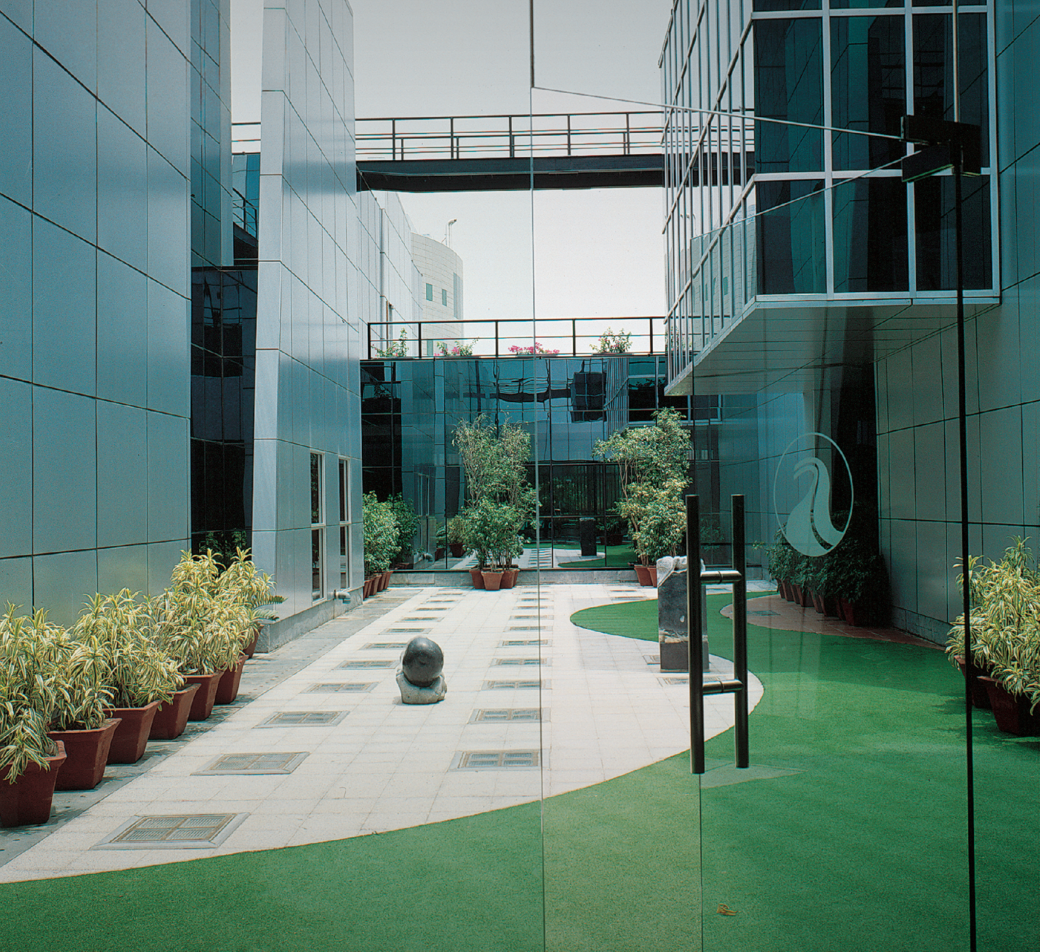 Apollo Tyres Corp. Off.