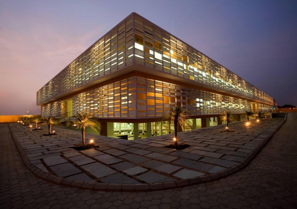 Pearl Academy, Jaipur: Utilizing vernacular architecture principles to address local design challenges.