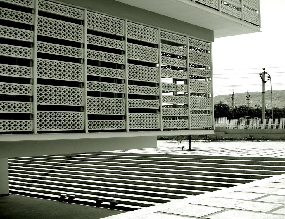 Perforated screens (Jaalis) on the building’s exterior help enhance thermal comfort.