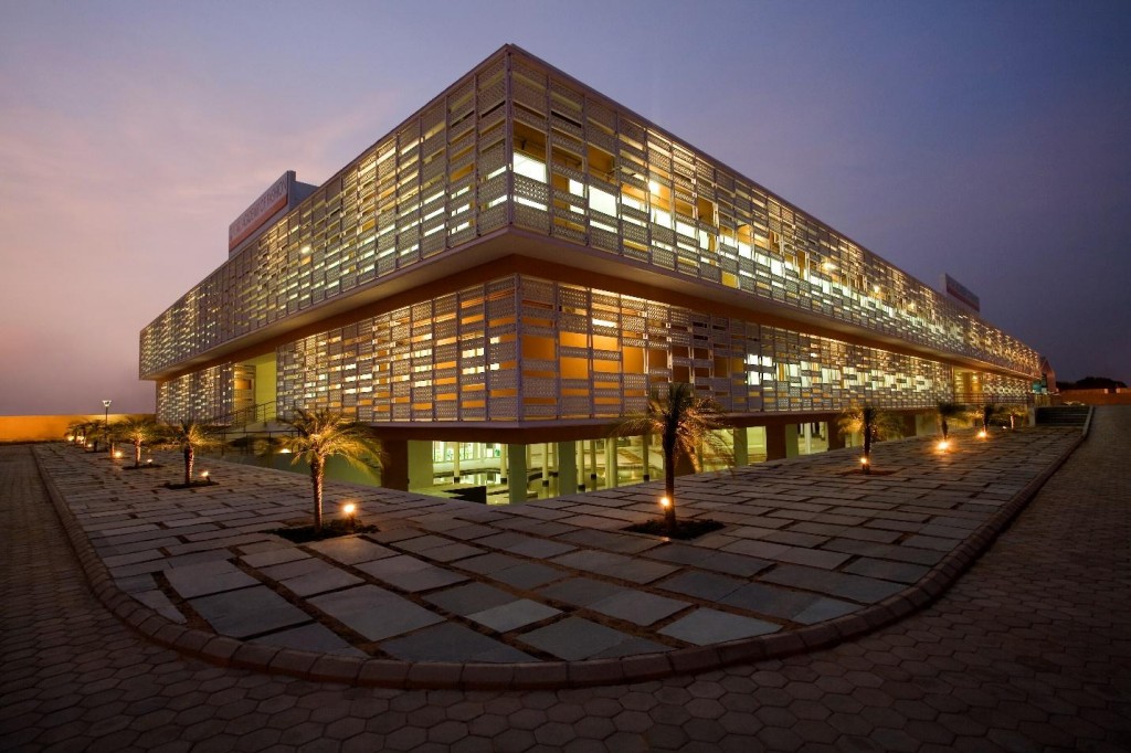 The Role of Vernacular Architecture and Modern Technology