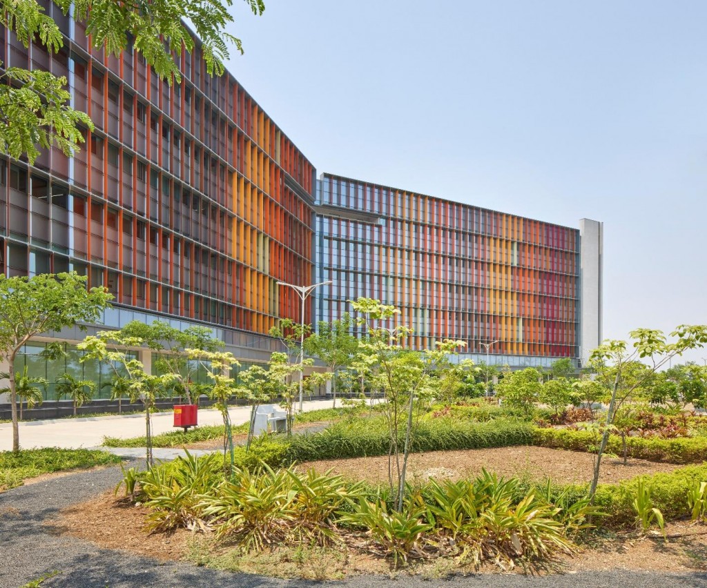 Infosys Campus’ external façade with fins made up of 15.52 mm thick laminated glass with ceramic paint.